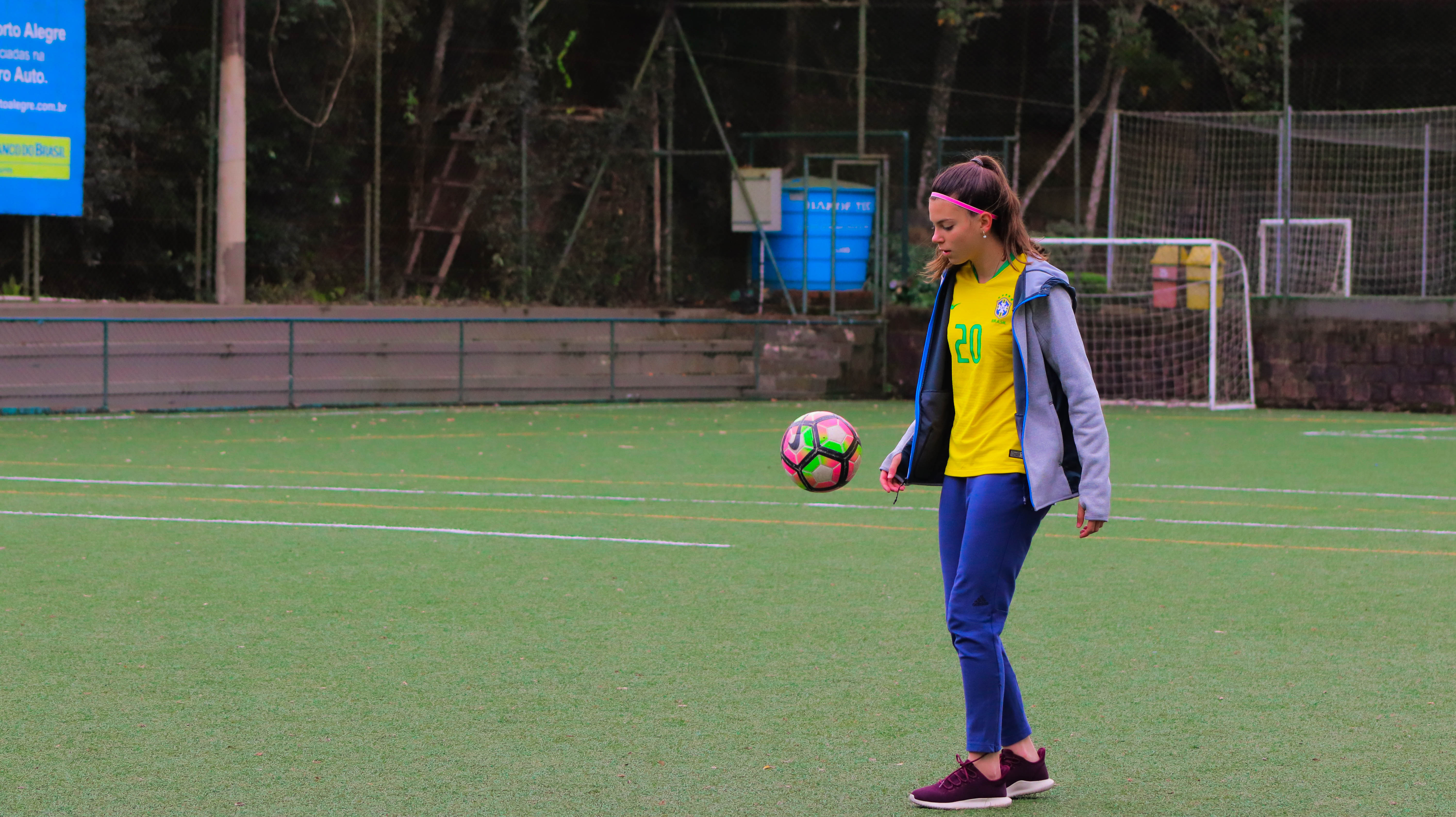 Determinada e craque: confira a paixão de Helena pelo futebol